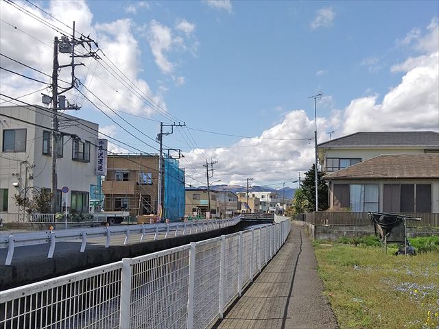11左に平沢運送さんの看板が見えるとその先に橋が２つ見える_R